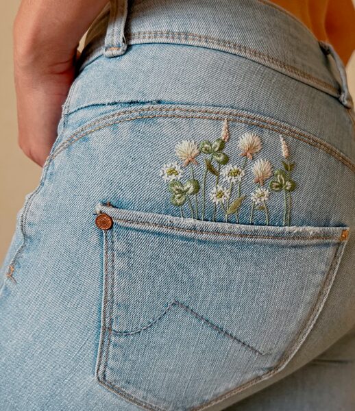 Embroidery on your jeans (not on the pocket)